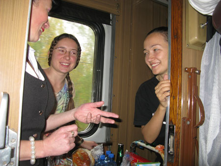 Elvira explains the facts of life and men to guides Katia and Diana