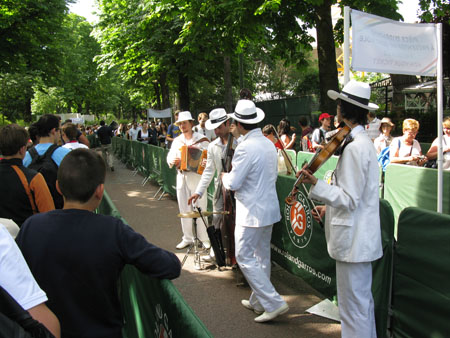 Even the buskers are classy at Roland Garos