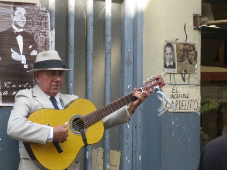 Everyone wants to sing like Carlos Gardel – ‘El increible Gardelito’!