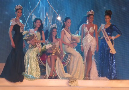 The three finalists with last years winner and Miss International from Brazil.