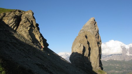 Approaching the Lobhorn. Ampai can be made out at the foot of the first rocky outcrop.